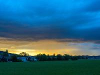 Dramatische Lichtstimmung am Abendhimmel zum Sonnenuntergang